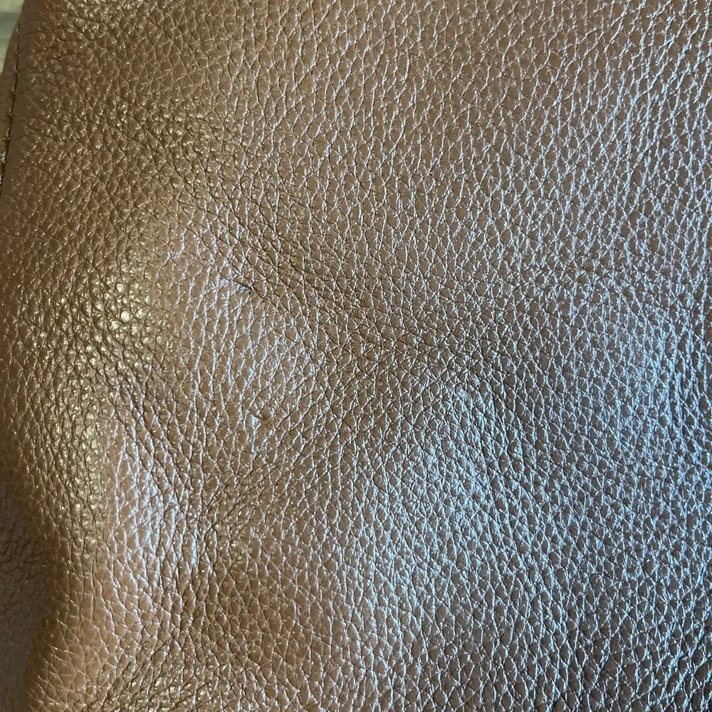 Michael Kors medium size brown leather crossbody or shoulder. Good conditions - Picture 2 of 6